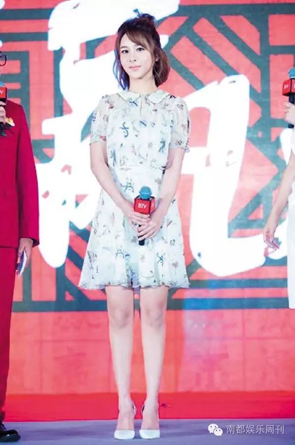 杨紫赵丽颖机场撞衫,杨紫周冬雨影后对比