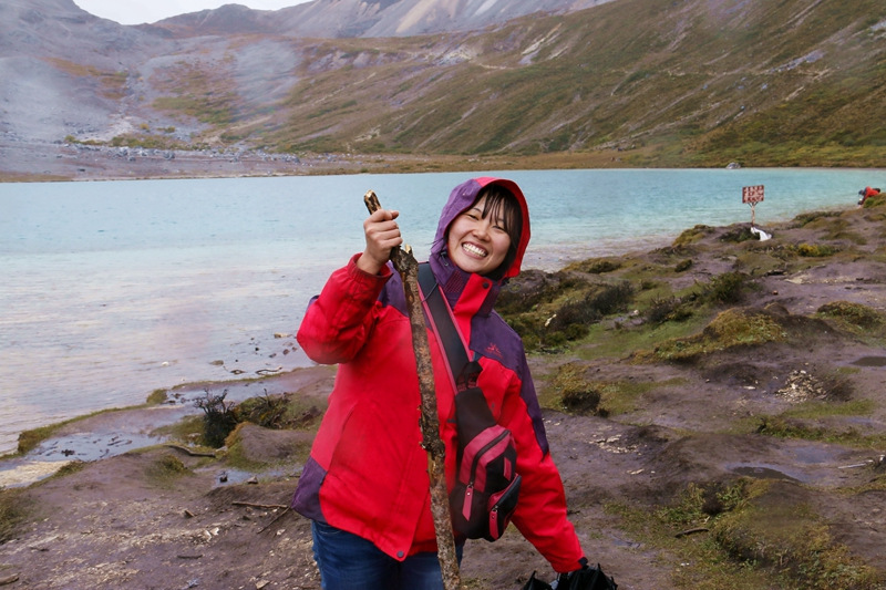 佩服自己，我在亚丁冒雨溯溪央迈勇到牛奶海