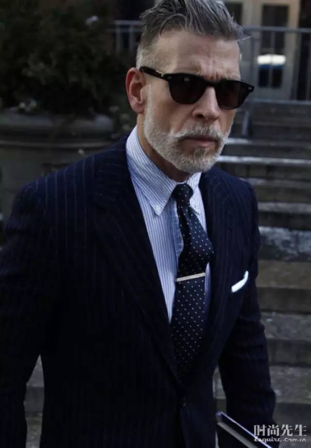 领带和西服应该怎么搭配,领带是和西服搭还是衬衫搭