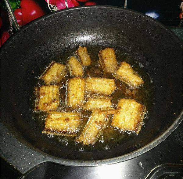 炸过鱼的油怎么处理不腥,炸过的油如何变清澈变香