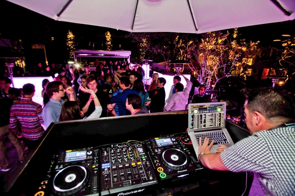 香港兰桂坊最嗨的酒吧,香港兰桂坊酒吧场所视频