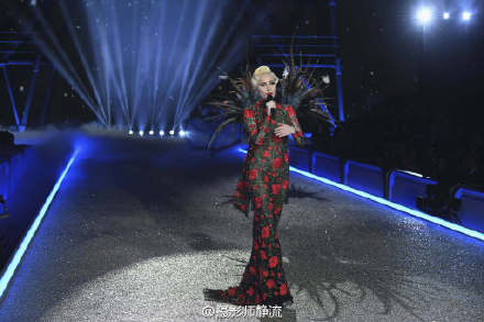 没看现场不要紧！用海量美图告诉你今年维密秀长腿美胸都这样玩