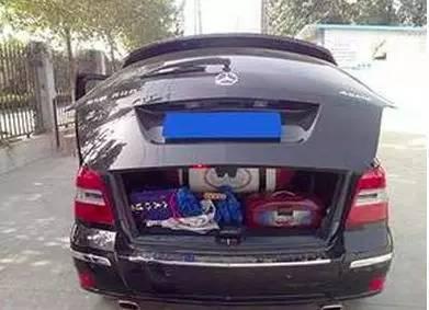 为了省油，车主把100万豪车开出了马车的感觉