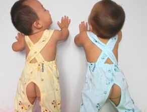 无知妈妈，不要再给宝宝穿这种开裆裤了，孩子真的很难受！