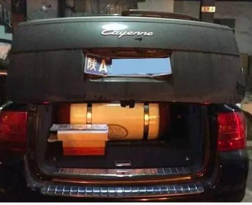 为了省油，车主把100万豪车开出了马车的感觉