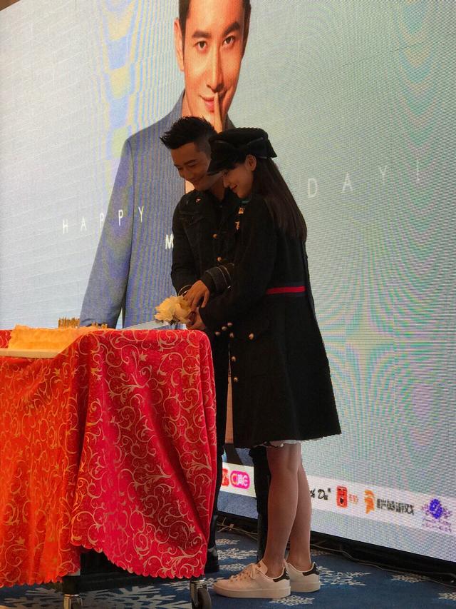 angelababy穿露脐装现身机场,angelababy出席活动穿粉红高跟鞋