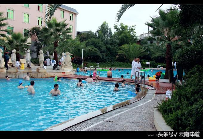 夜色下的罗茨温泉，看着养眼，泡着安逸