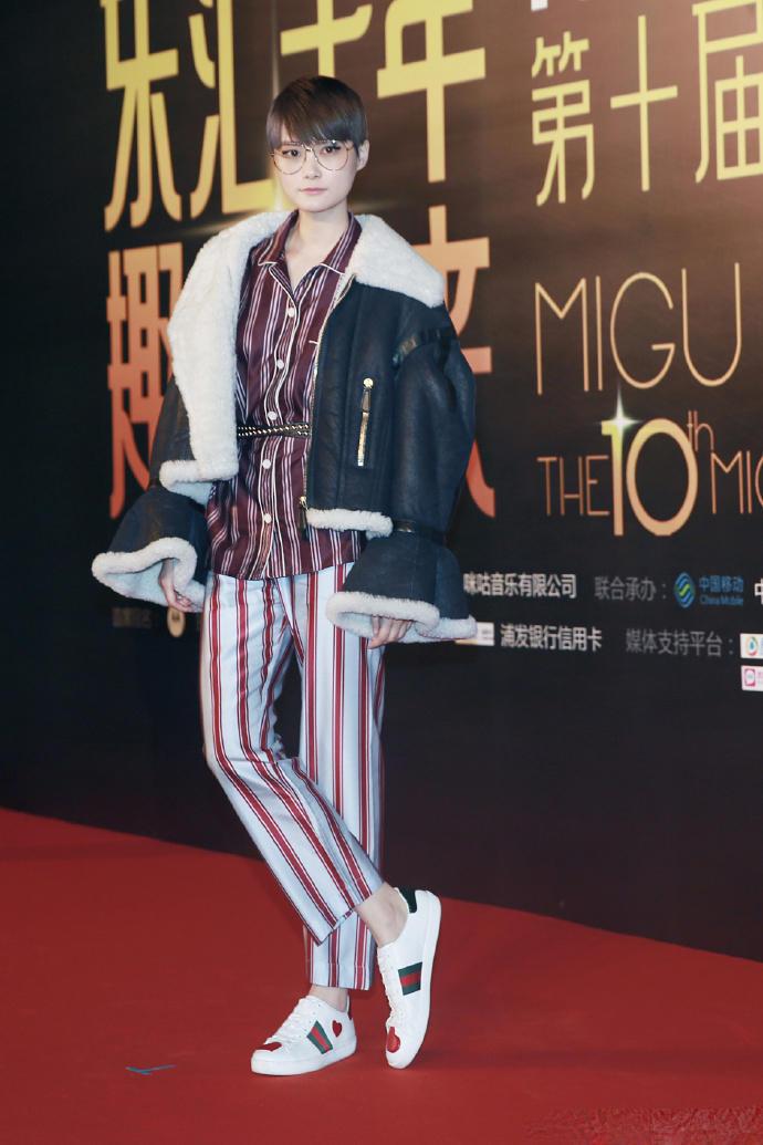 宋茜牛仔短裙配帆布鞋,宋茜同款鞋黑色帆布鞋