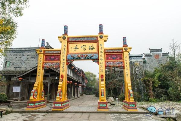 戏猴、爬山、观瀑布，那就跟我去卧龙谷！