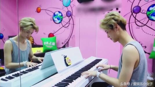 弹吉他很帅的男明星,弹吉他特别帅的一个男的