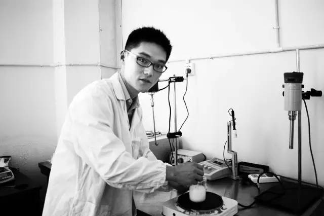 “微商”博士曾建华：浮夸才能活