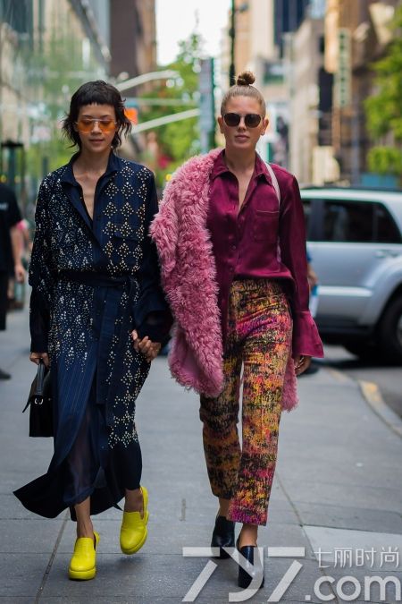 小白鞋松糕鞋搭配连衣裙,松糕鞋时尚配纱裙