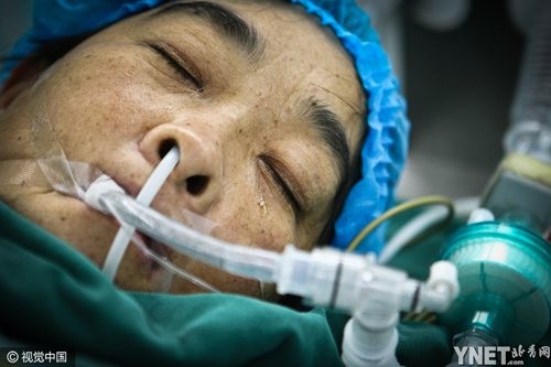 母亲含泪捐献儿子器官救6人,母亲捐肾救子儿子重获新生