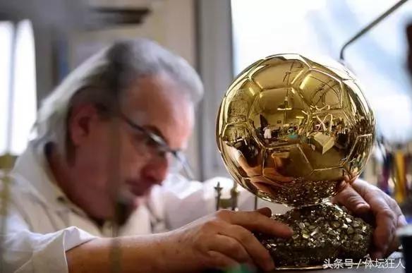 世界足球先生获胜者,世界足球对战外星人足球