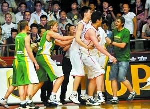 该出手时就出手，打球不行就打架，男篮在国际赛场的*力暴**事件