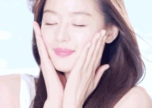 美人鱼皮肤为什么好！因为海里的东西足以让她不用去皮肤科