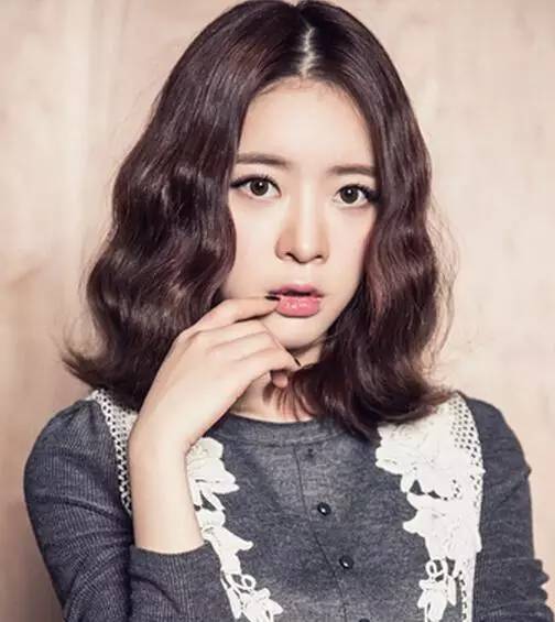 蓬松烫卷打造的这几款中短发造型，让女明星们一夜间都组团去剪了