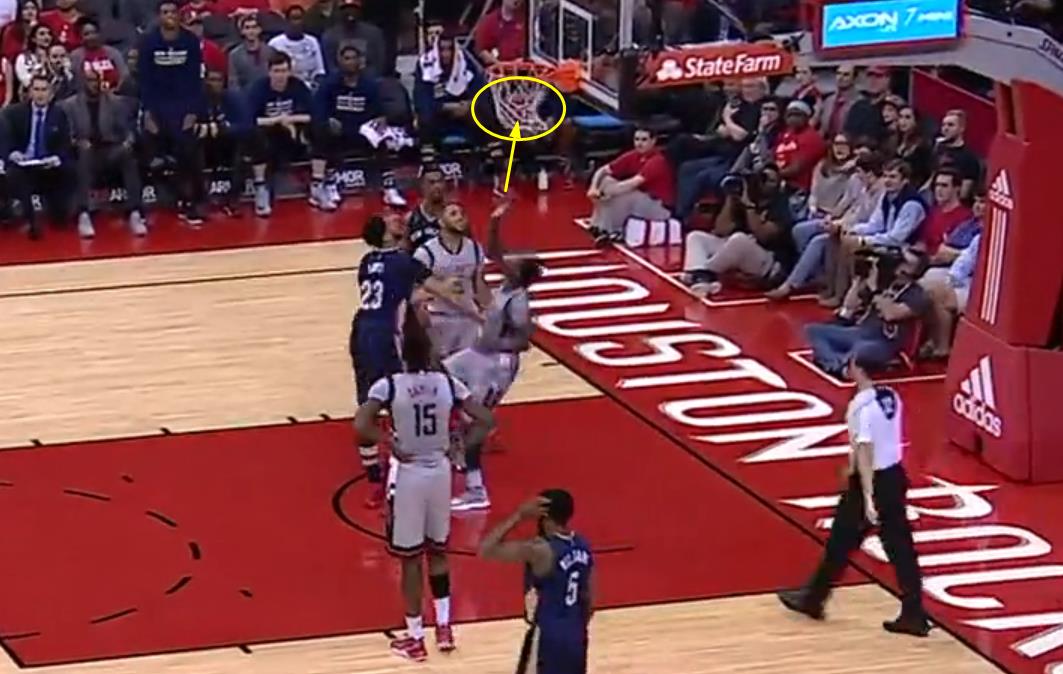 黑贝好萌！个矮捞不着球，只能从篮筐下面捅回去了