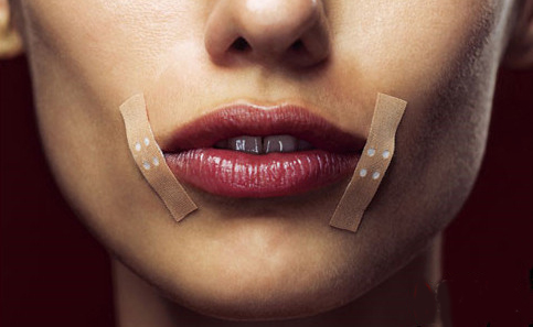 一到冬天嘴角开裂是怎么回事,冬天为什么容易烂嘴角