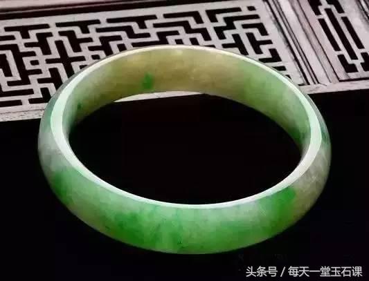 翡翠色差对人体的影响,湿气对翡翠的影响