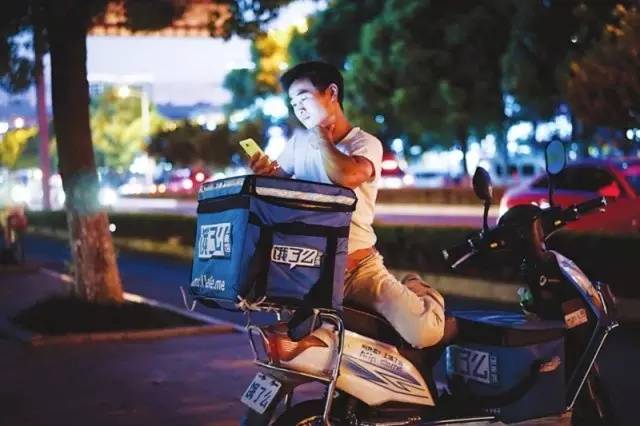 外卖小哥把汤弄洒了自己承担吗,外卖小哥把外卖洒了算谁的