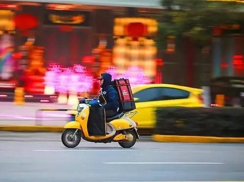 外卖小哥把汤弄洒了自己承担吗,外卖小哥把外卖洒了算谁的