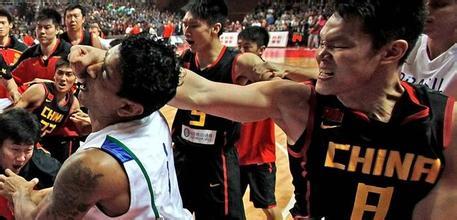 该出手时就出手，打球不行就打架，男篮在国际赛场的*力暴**事件