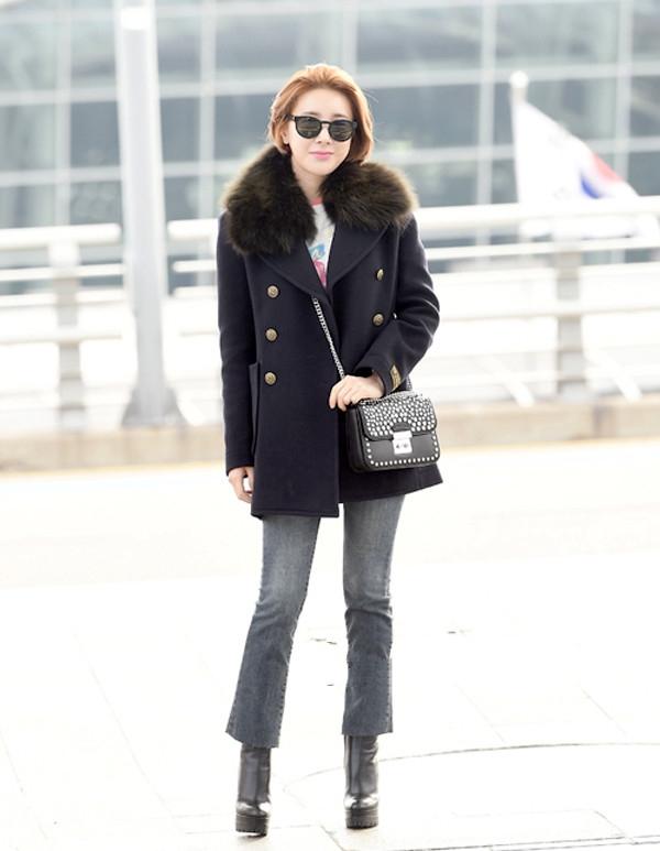 韩国女明星机场照皮衣,韩国女明星同款阿迪达斯