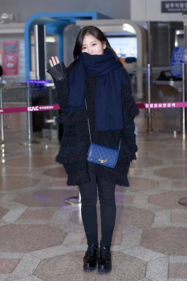 韩国女明星机场照皮衣,韩国女明星同款阿迪达斯