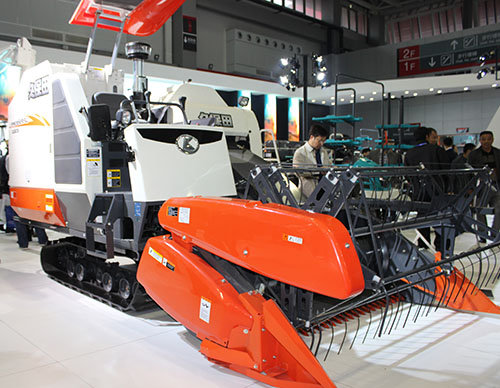 久保田2019新款青储收割机,久保田pro758q履带式联合收割机