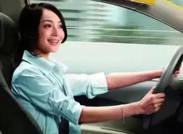 开车刮到人该怎么处理,开车刮了路边车自己走了怎么处理