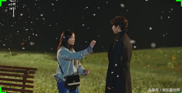 《鬼怪》吻戏：恩卓无法拔出金信的剑，猝不及防地来了个唯美之吻