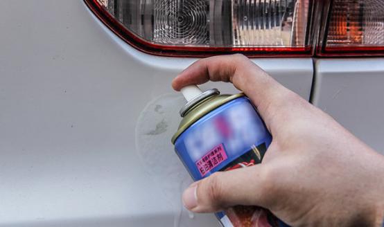 去除车尾标,生活小妙招去除车上的痕迹