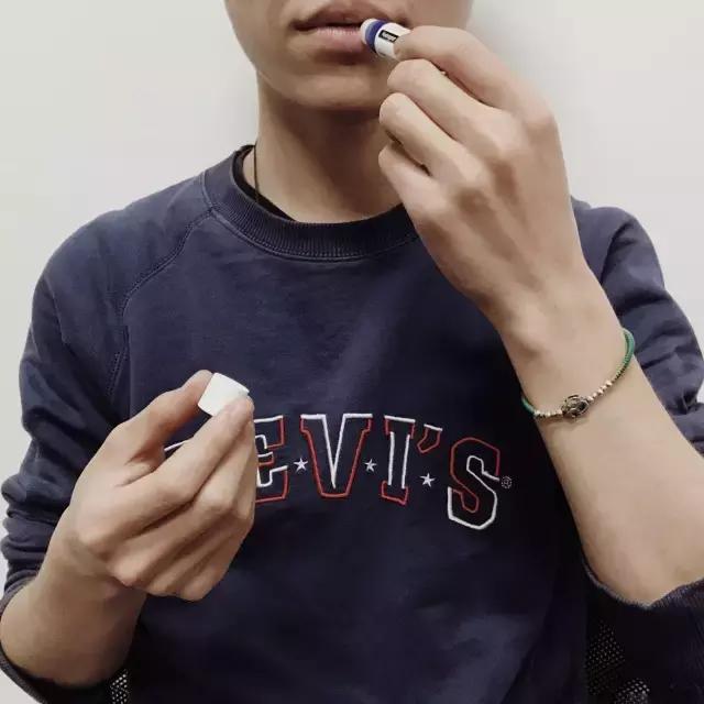 嫌用唇膏不够man的男人,注定吻不上心爱姑娘的唇