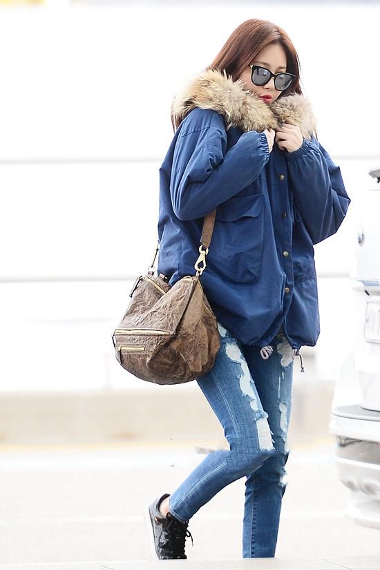 韩国女明星机场照皮衣,韩国女明星同款阿迪达斯