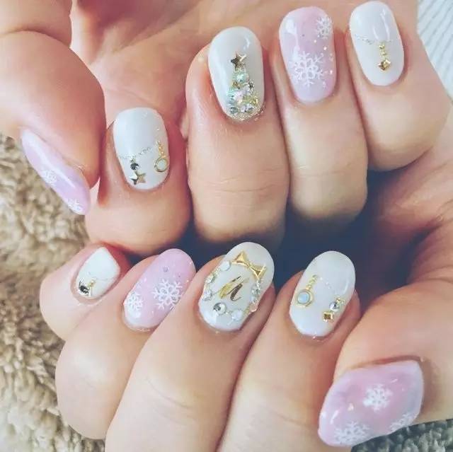 适合圣诞节的美甲你学会了吗,圣诞款美甲来啦简单的法式风