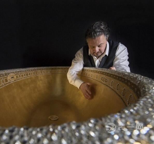 百万金澡盆镶珠宝各国富人奢华装修洗澡方式超奇葩