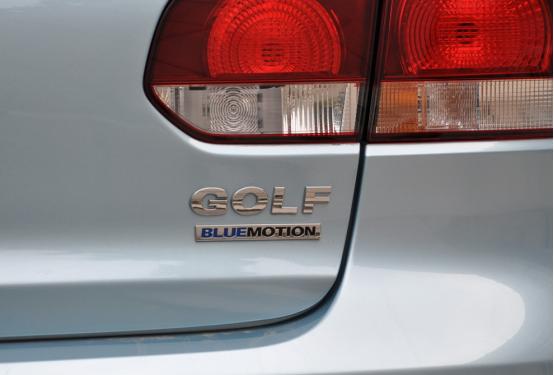 去除车尾标,生活小妙招去除车上的痕迹