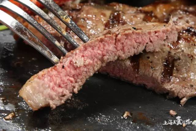 带上你的Dior、YSL到这家高逼格西餐厅，按口红数吃牛排！