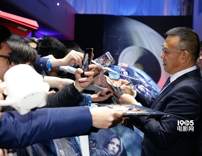 姜文《侠盗一号》红毯人气高菲丽希缇蓝裙优雅