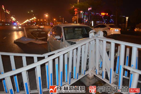 「新闻下午茶」远光灯又惹祸？玉东大道一白色轿车失控撞烂10余节护栏，致使……