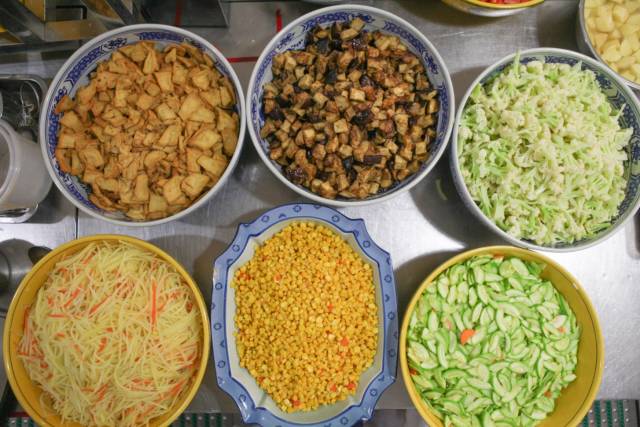 吃完食堂的第200碗饭，Ta说带我去后厨看看