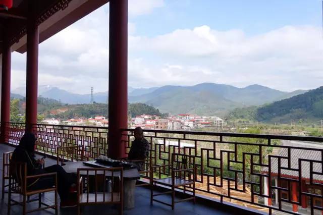 一个长得像李小龙的男人，在长泰一村子里，建了个千与千寻的奇幻世界