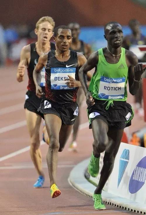 选择跑鞋内翻足和外翻足区别,选鞋不当危害