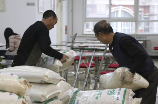 吃完食堂的第200碗饭，Ta说带我去后厨看看