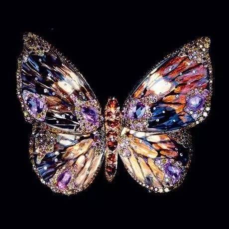 驼色大衣戴胸针,黑色大衣适合戴的胸针