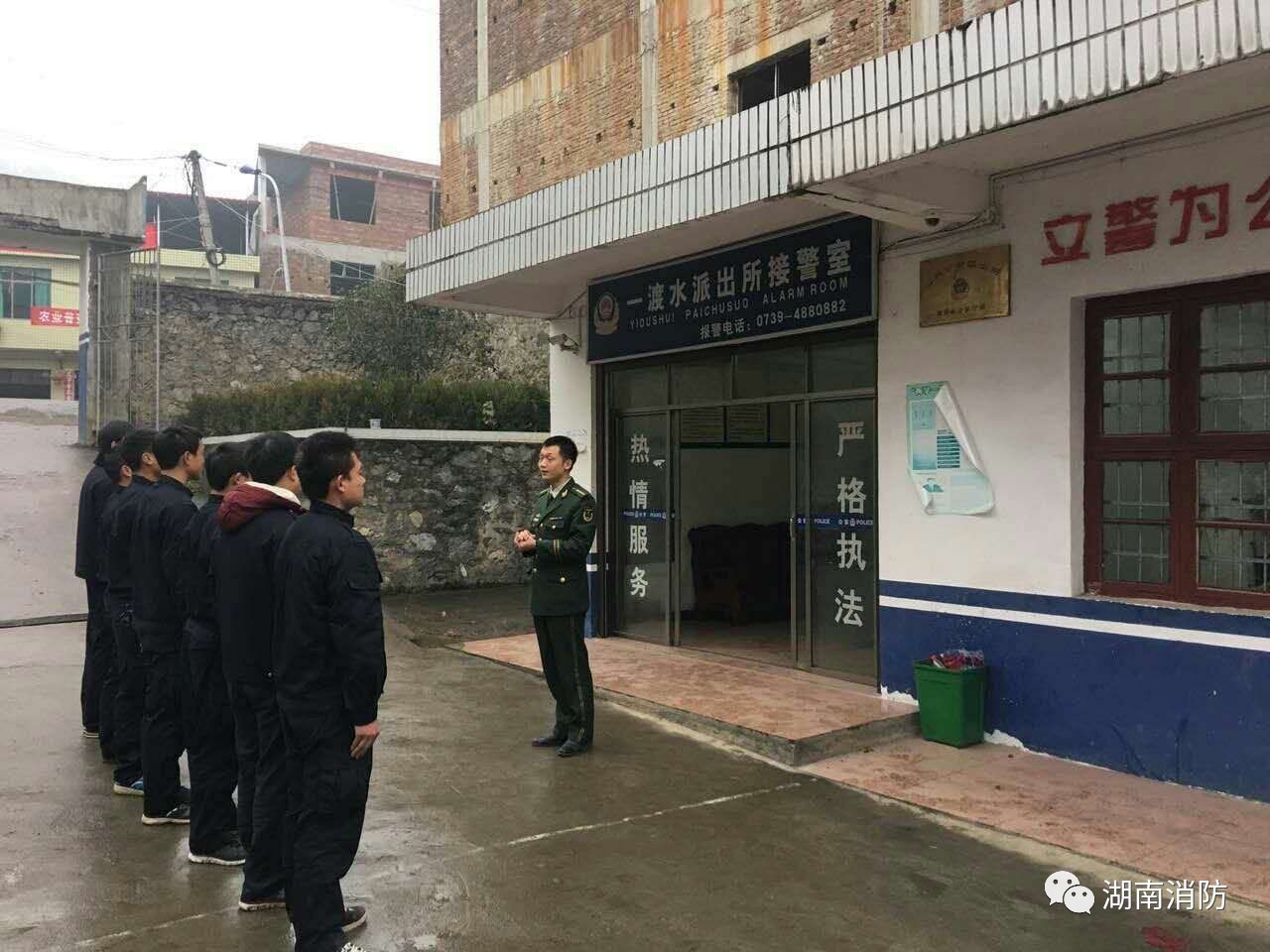 「新闻多看点」|湘西自治州一男子男子60米高楼欲轻生湖南消防成功救援……