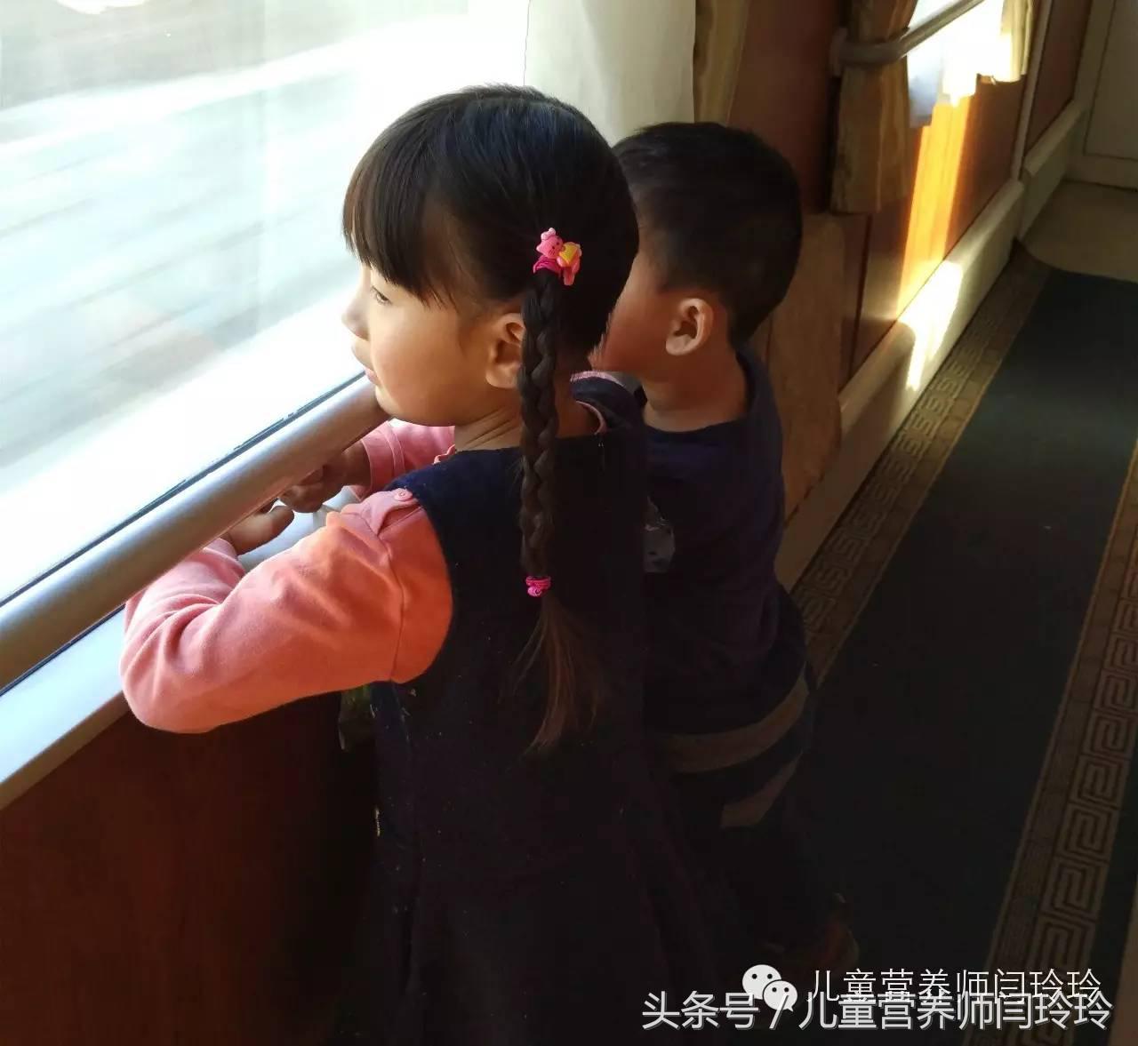 远嫁的姑娘终于回家过年了 (远嫁的姑娘过年买到票回家了)