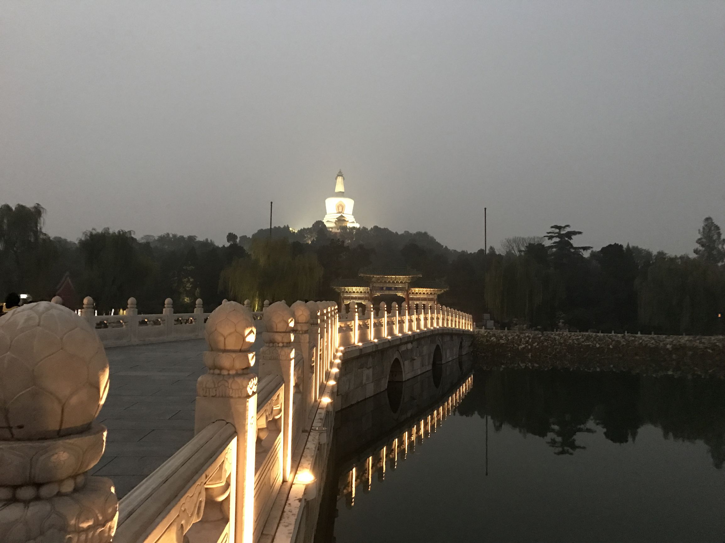 北海公园里白塔的由来,北海公园的白塔在什么山上