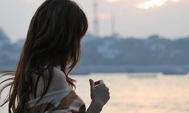 朋友圈个性说说：不要问我过得好不好，我只能说，还活着！